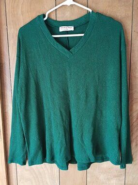 Discount Divas Green V-Neck Sweater Women’s Small Ribbed Lightweight Rayon Blend